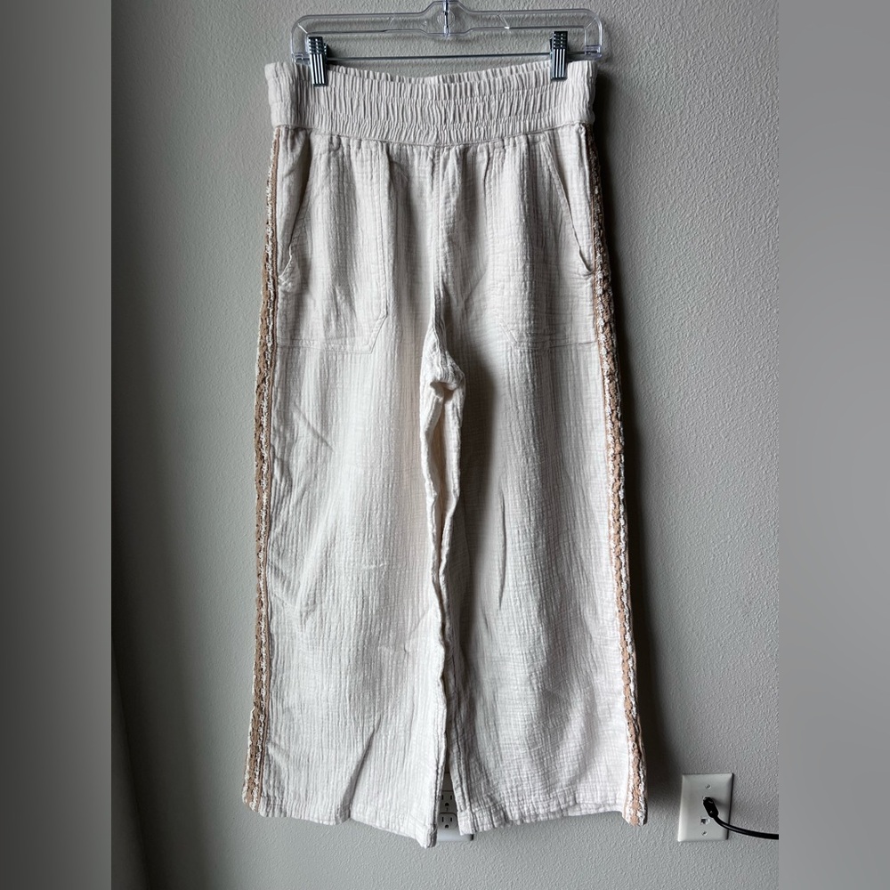 Aerie Cream and Tan Linen Pants. Women’s Size Medium